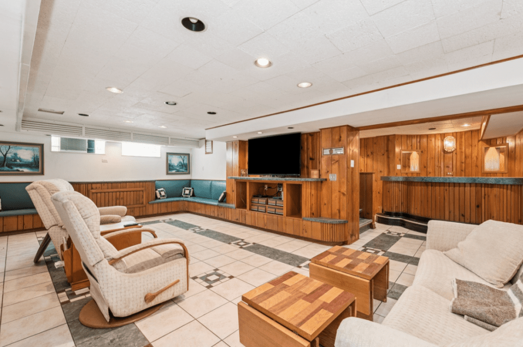 Rec room. Mansion in the Jackson Park Highland in Chicago. Photograph.