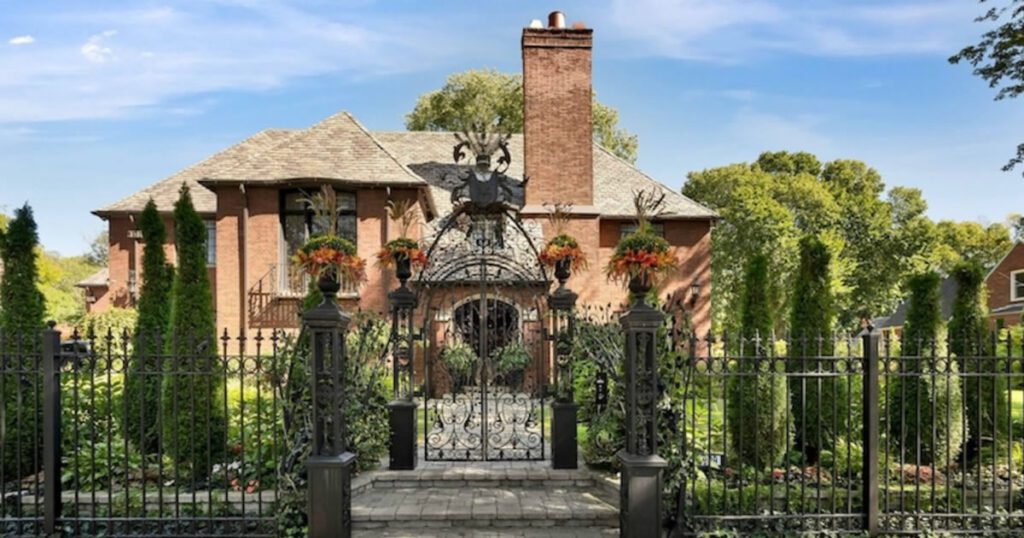 Mansion in the Jackson Park Highland in Chicago. Photograph.