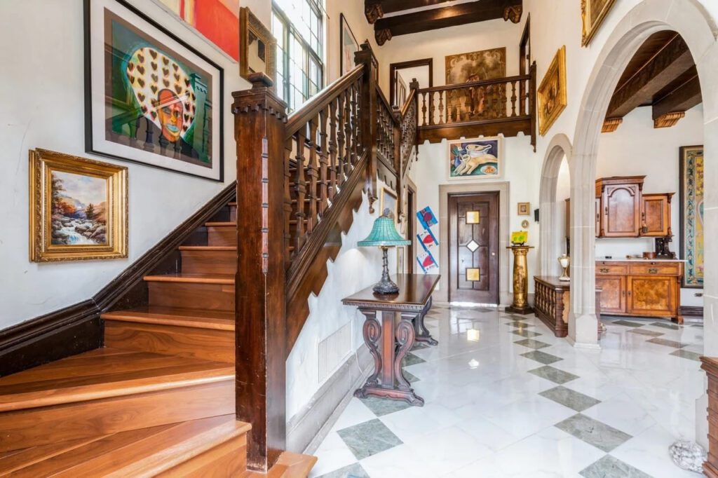 Entrance hall. Mansion in the Jackson Park Highland in Chicago. Photograph.