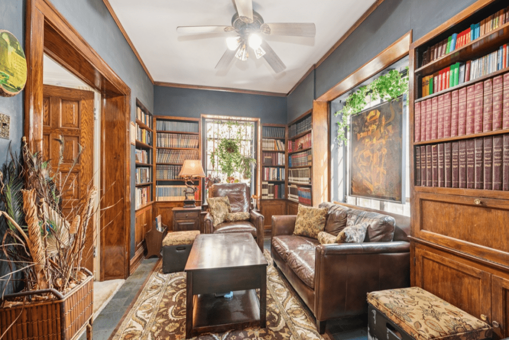 Library. Mansion in the Jackson Park Highland in Chicago. Photograph.