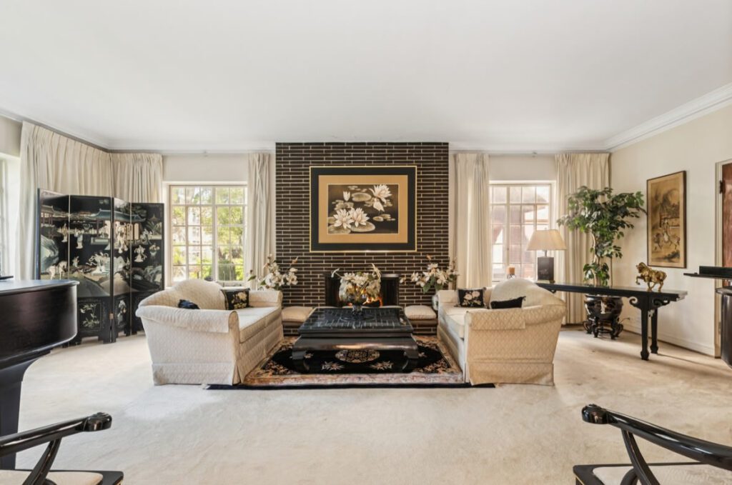 Living room. Mansion in the Jackson Park Highland in Chicago. Photograph.